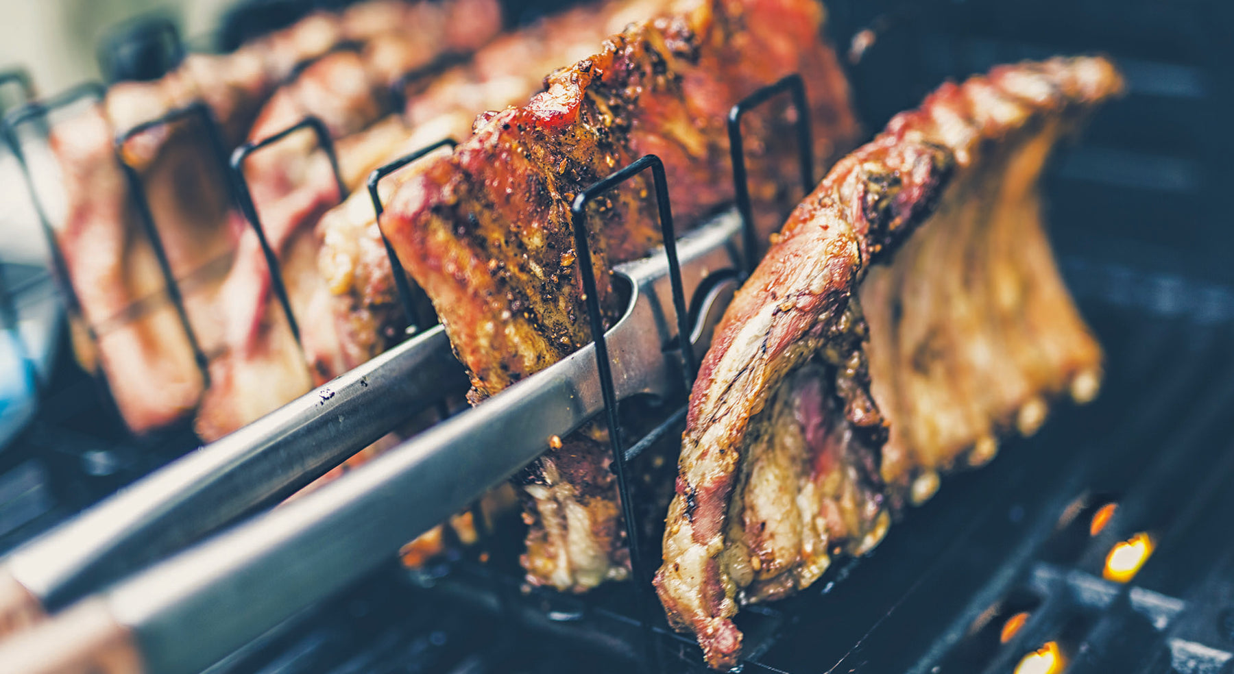 Fleisch wird zubereitet mit Zubehör für Grills